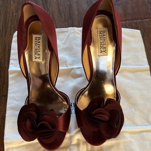 Badgley Mischka maroon silk flower heal 8.5